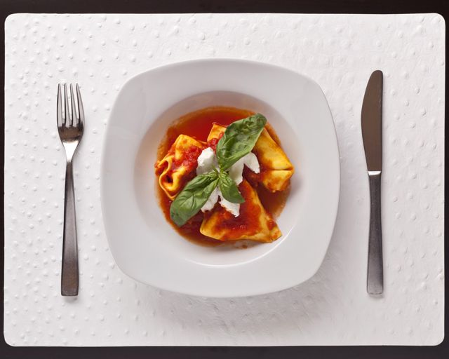 Вареники с рикоттой ,моцареллой и томатны
