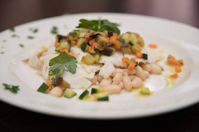 Запеченный ломтик омбрины с овощами