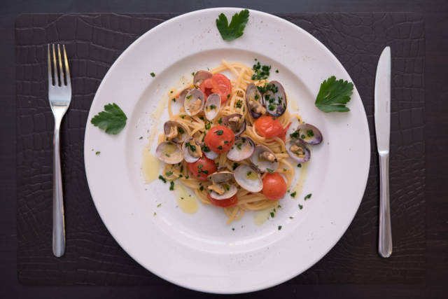 Желтые спагетти с креветками и моллюскамl